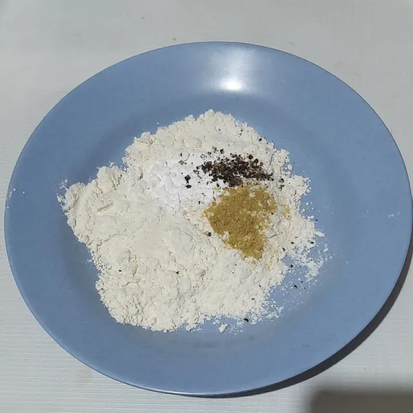 Campurkan tepung,tapioka,lada hitam,garam dan kaldu bubuk aduk rata.