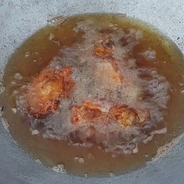 Goreng ayam di minyak panas, api sedang hingga kuning kecoklatan. Sajikan bersama sambal dan lalapan.