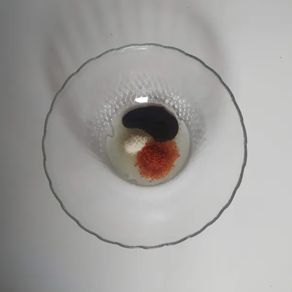 Tambahkan kecap manis dan cabai bubuk.