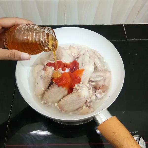 Masukkan saus tomat, saus sambal, dan madu, lalu aduk rata.