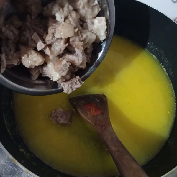 Lalu masukkan daging, tunggu sampai mendidih dan kentang empuk.