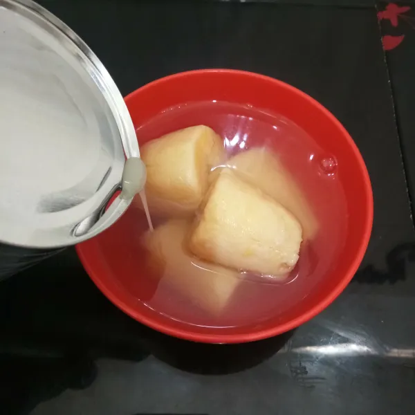Tuang secukupnya wedang tape rempah ke dalam mangkok. Lalu beri secukupnya susu krimer kental manis. Aduk rata perlahan.