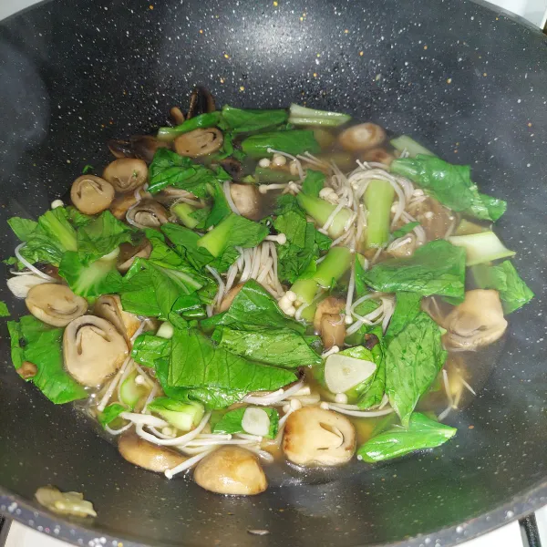 Masukkan jamur enoki lalu masukkan pakcoy