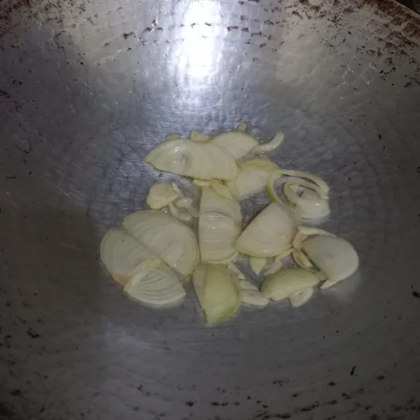 Tumis irisan bawang putih dan bawang bombay hingga harum