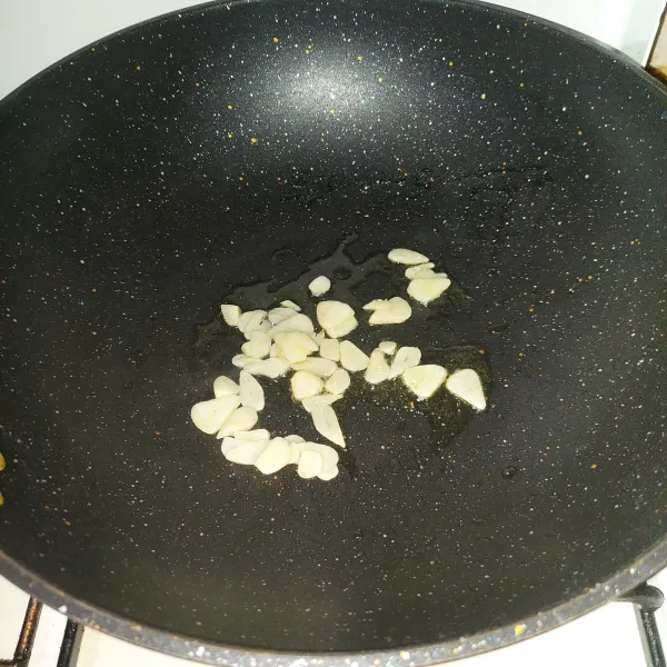 Tumis bawang putih hingga harum
