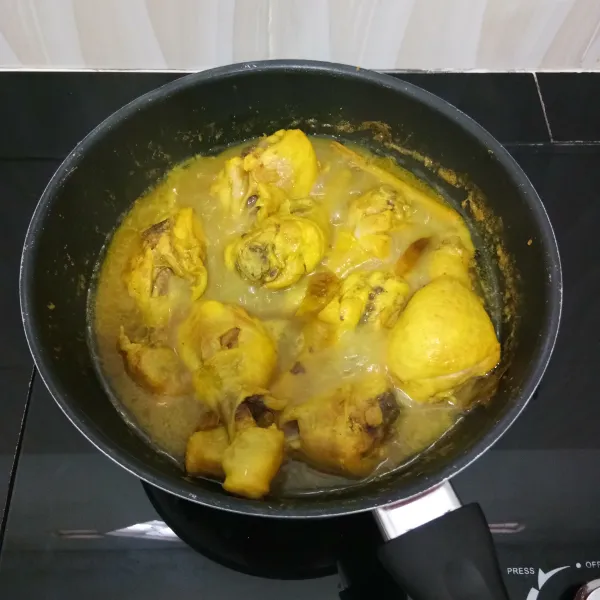 Masak hingga ayam matang dan bumbu meresap, lalu angkat dan tiriskan ayam.