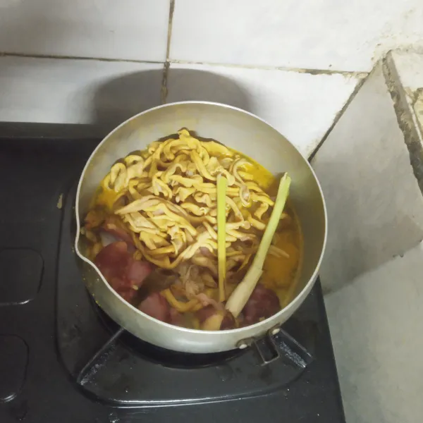 Tuang air ke panci, masukkan bumbu halus. Ungkep jeroan dan sisakan air untuk ungkep kelapa.