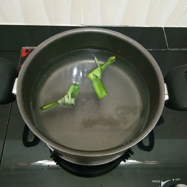 Rebus air dan daun pandan dalam panci hingga mendidih.