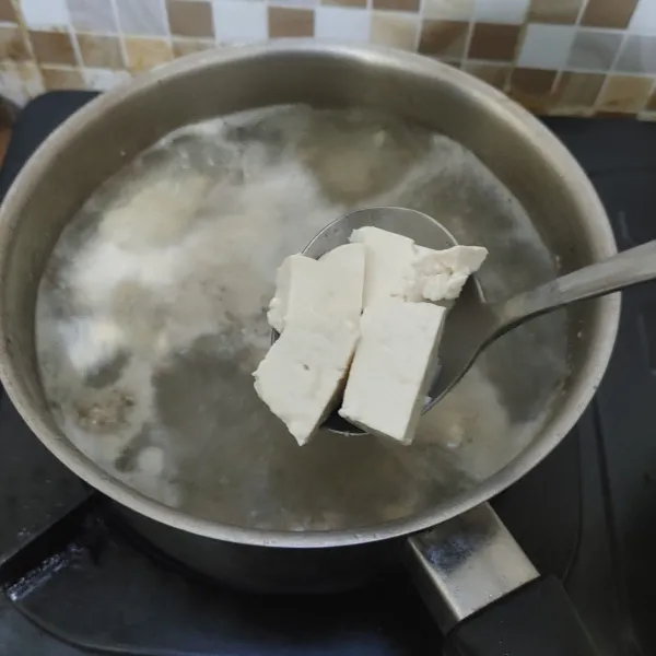 Setelah kuah mendidih masukan tahu putih, masak sampai mendidih sekitar 5 menit.