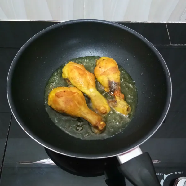 Setelah itu goreng ayam dalam minyak panas sebentar saja, lalu angkat dan tiriskan.