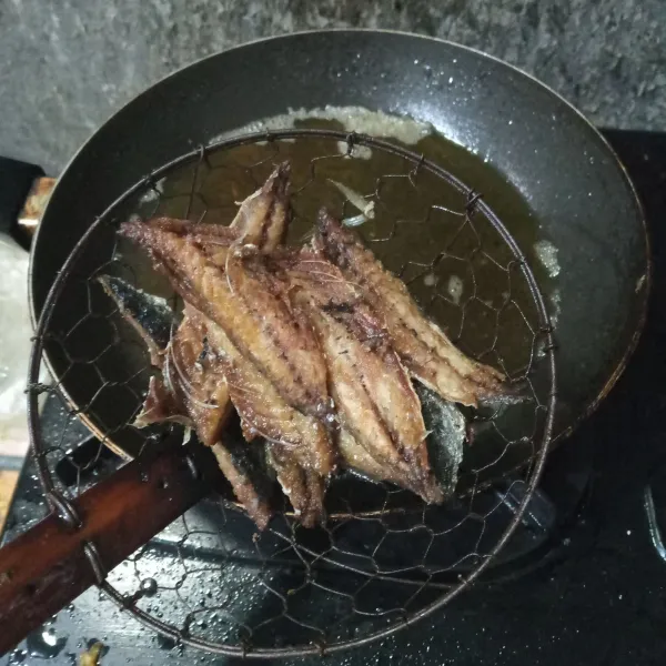 Goreng ikan pindang cue dalam minyak panas setengah kering. Angkat dan tiriskan.