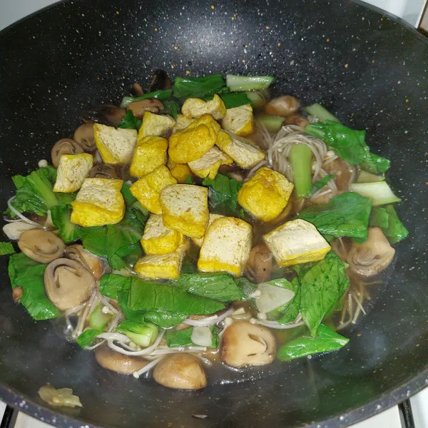 Tambahkan tahu, aduk rata
