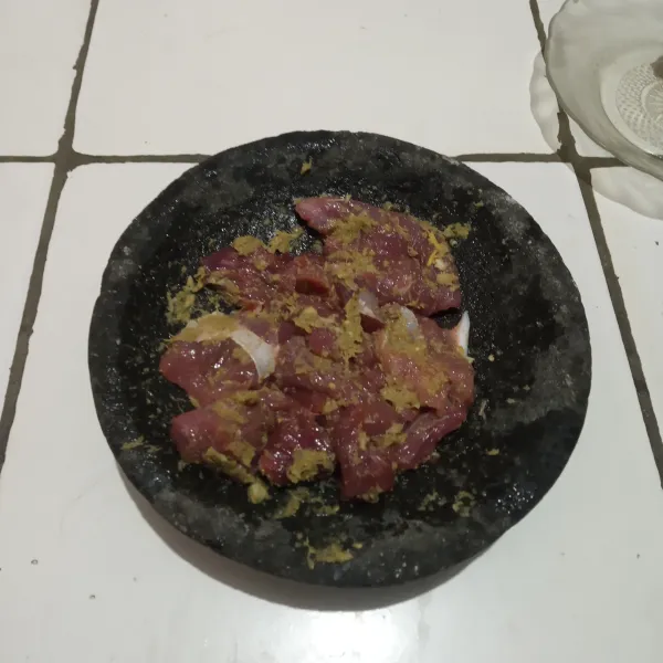 Campurkan daging dengan bumbu marinasi. Diamkan selama 10 menit.