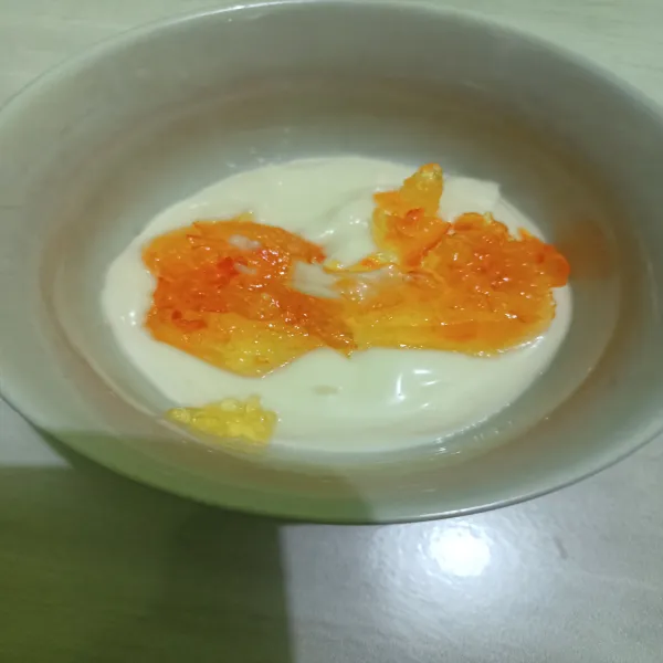 Tambahkan selai jeruk kemudian aduk rata.