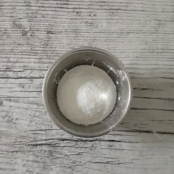 Masukkan tepung ketan dan kelapa parut ke dalam wadah.