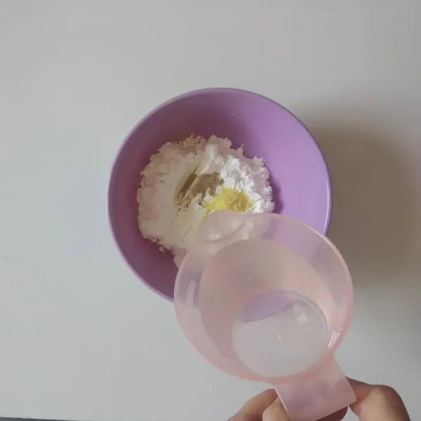 Beri air sambil diaduk-aduk agar tepung tidak menggumpal.