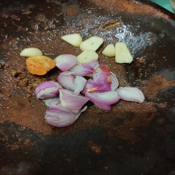 Siapkan bawang merah, bawang putih, kemiri, terasi lalu haluskan.