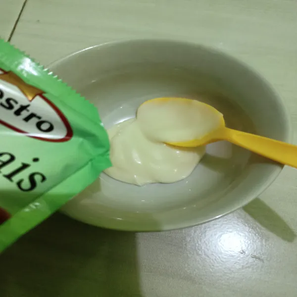 Tuang mayonnaise dalam mangkok.