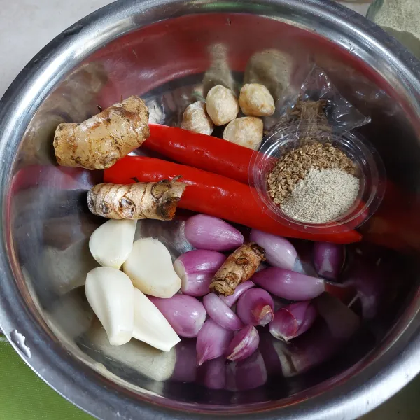 Siapkan bahan bumbu lalu haluskan bahan bumbu.