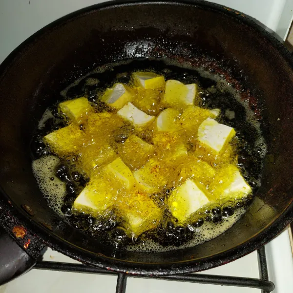 Potong tahu sesuai selera lalu goreng setengah kering lalu tiriskan