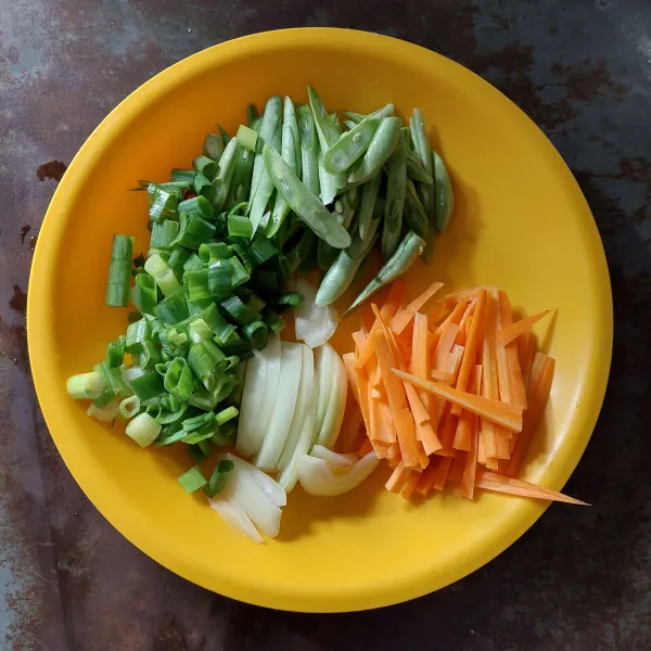 Siapkan sayur, lalu iris tipis-tipis.