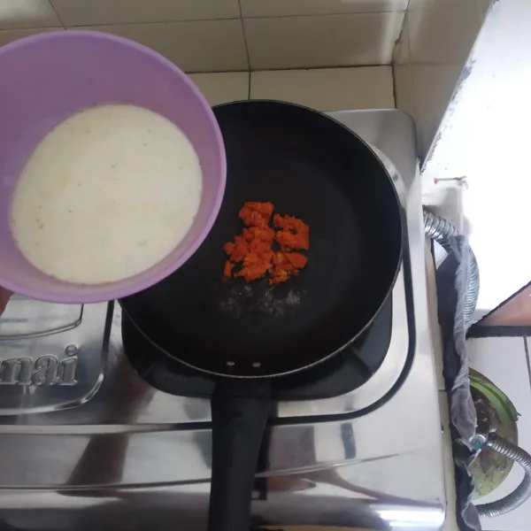 Tumis bumbu merah sampai harum lalu masukkan adonan aci, masak sampai mengental.