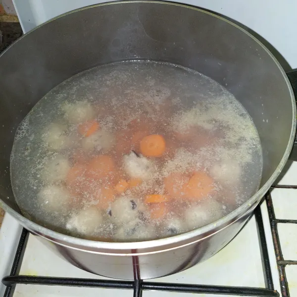 Masukkan wortel dan bakso, beri garam dan lada, koreksi rasa.
