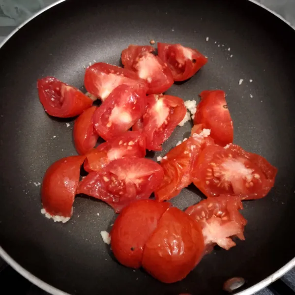 Masukkan tomat yang telah dipotong-potong, masak hingga layu.