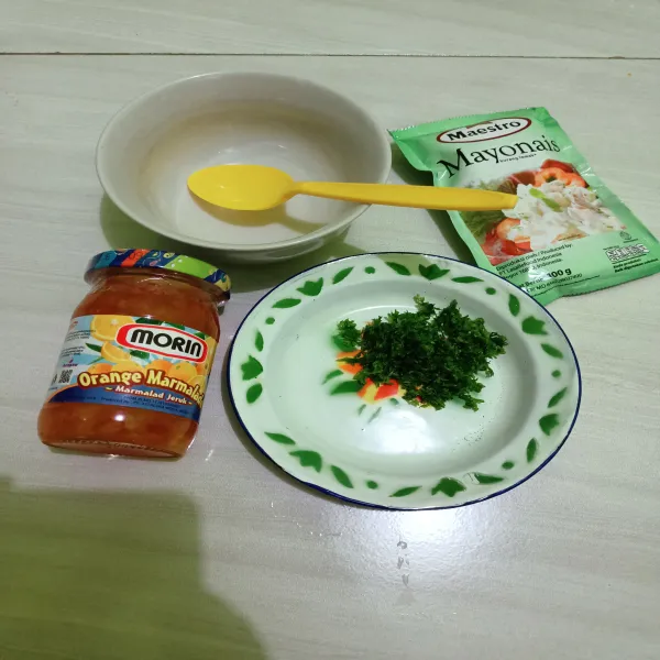 Siapkan smua bahan yang dibutuhkan, selai jeruk, mayonnaise, parsley, mangkok saji.