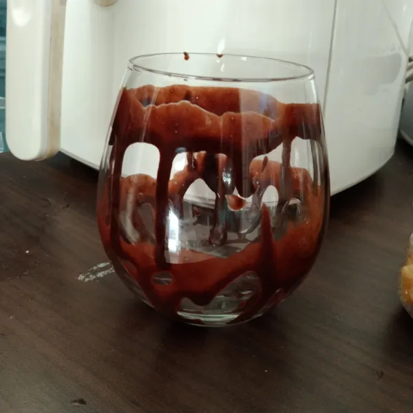 Tuang dengan sendok di pinggiran gelas bagian dalam.