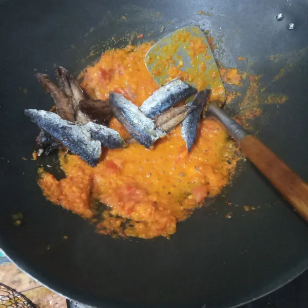 Masukkan ikan pindang cue goreng, tambahkan garam dan kaldu bubuk. Aduk rata hingga menyatu dengan bumbu.
