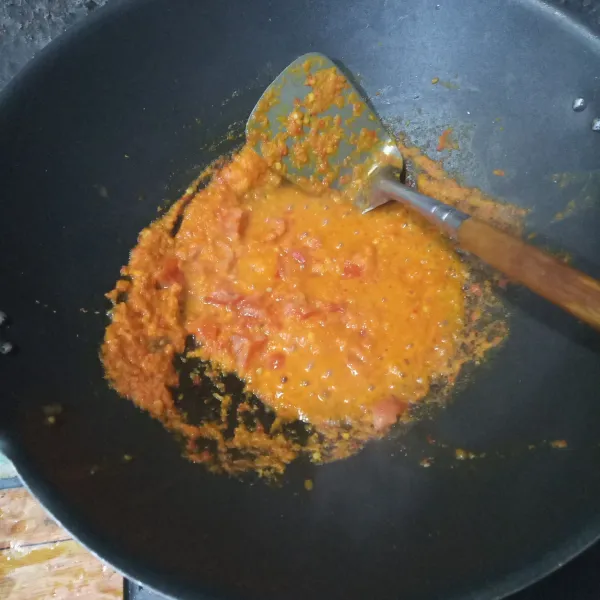 Tumis bumbu halus hingga harum, tambahkan tomat cincang. Aduk hingga layu.