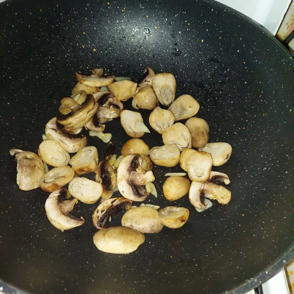 Masukkan jamur merang dan jamur champignon, tumis hingga agak layu