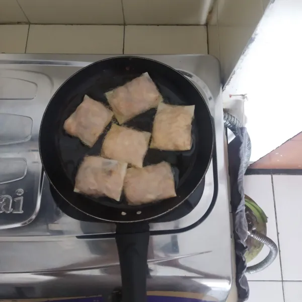 Goreng cibay dalam minyak panas dan sajikan.