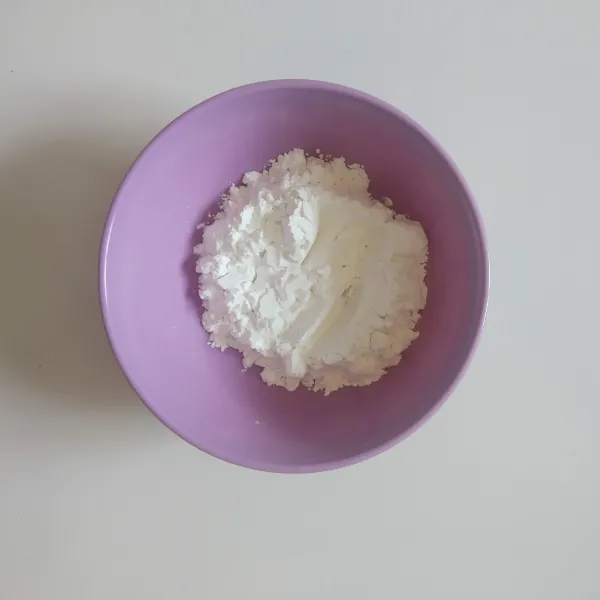 Masukkan tepung tapioka dalam wadah.