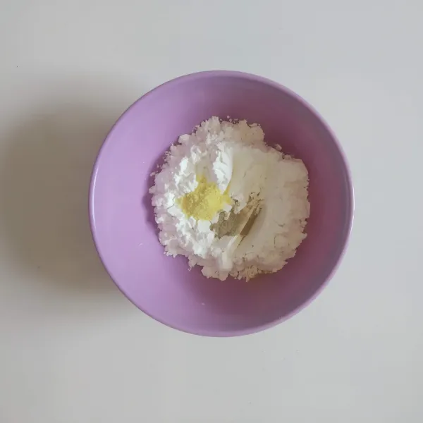 Tambahkan garam, merica dan kaldu bubuk.