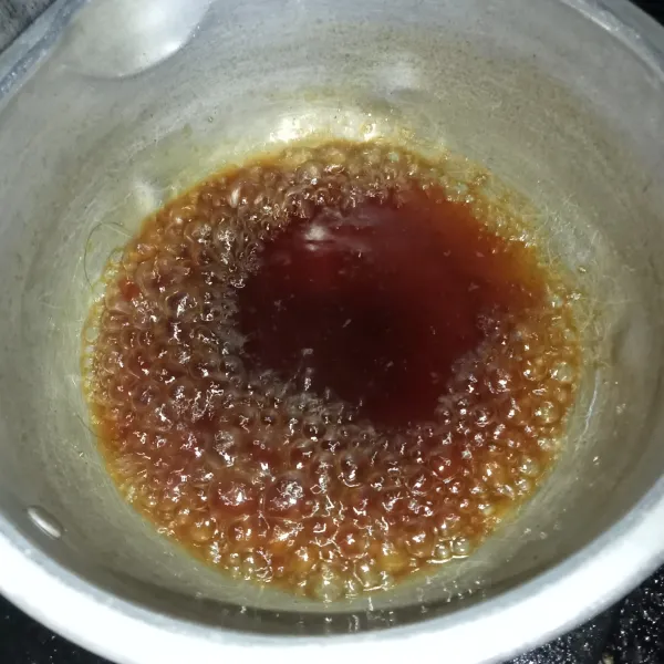 Rebus gula merah dan air hingga gula larut.