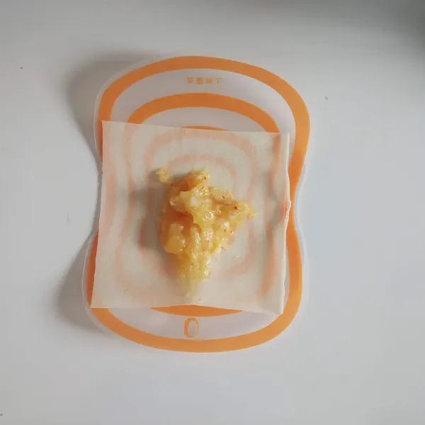 Siapkan kulit lumpia dan beri isian aci lalu lipat.