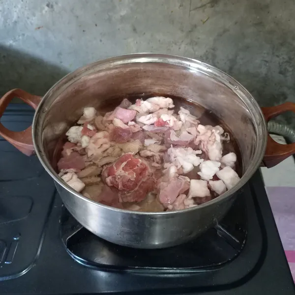 Potong-potong daging dan jeroan kambing. Rebus sebentar sampai berubah warna. Buang air rebusannya.