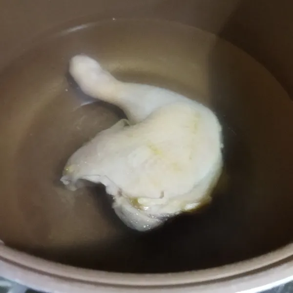 Rebus ayam pada air mendidih dengan api kecil sampai keluar kaldunya. Air rebusan ayam gunakan untuk kuah soto