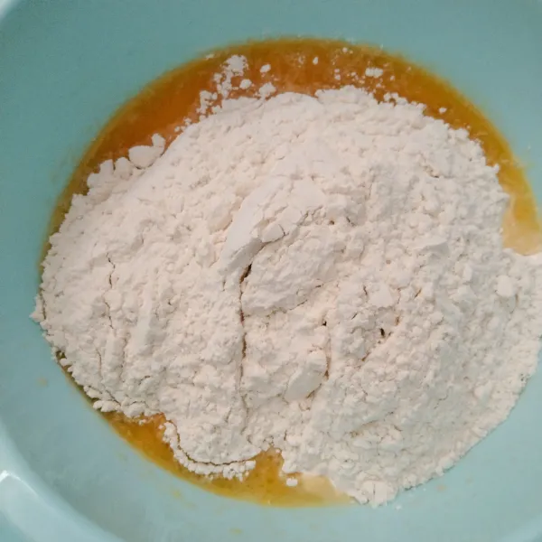 Masukkan tepung terigu, garam dan susu bubuk. Aduk rata sampai tidak menempel pada spatula.