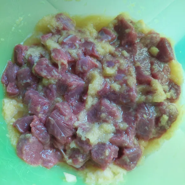 Siapkan nanas parut lalu marinasi daging selama max 30 menit.