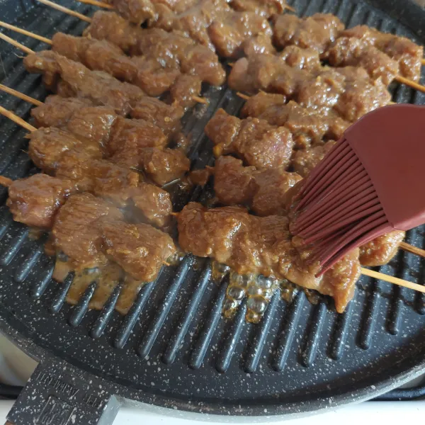 Bakar daging hingga matang sesekali dibaluri dengan bumbu.