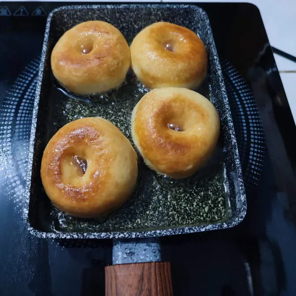 Goreng dalam minyak yang sudah dipanaskan hingga matang. Cukup sekali balik supaya tidak menyerap banyak minyak.