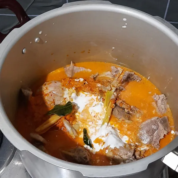 Tuang air, tambahkkan garam, kaldu bubuk, merica dan santan, aduk rata, masak hingga matang dan air menyusut, koreksi rasa.