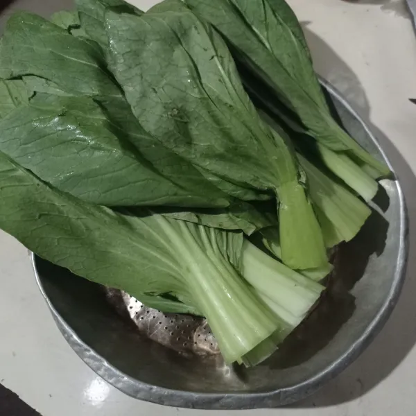 Potong bonggol bawah pokcoy, lalu cuci sampai bersih, tiriskan.