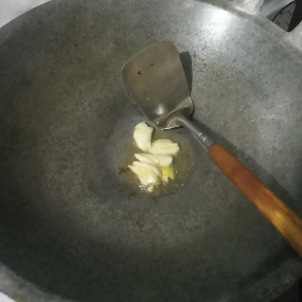 Panaskan minyak, tumis bawang putih dan jahe hingga harum.