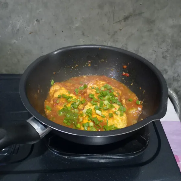 Kemudian masukkan irisan daun bawang. Aduk dan matikan kompor. Gongso telur siap disajikan.