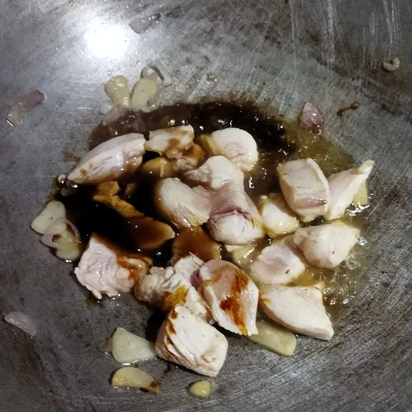 Masukan potongan daging ayam, tambahkan saos tiram, kecap manis dan saos Inggris. Aduk.