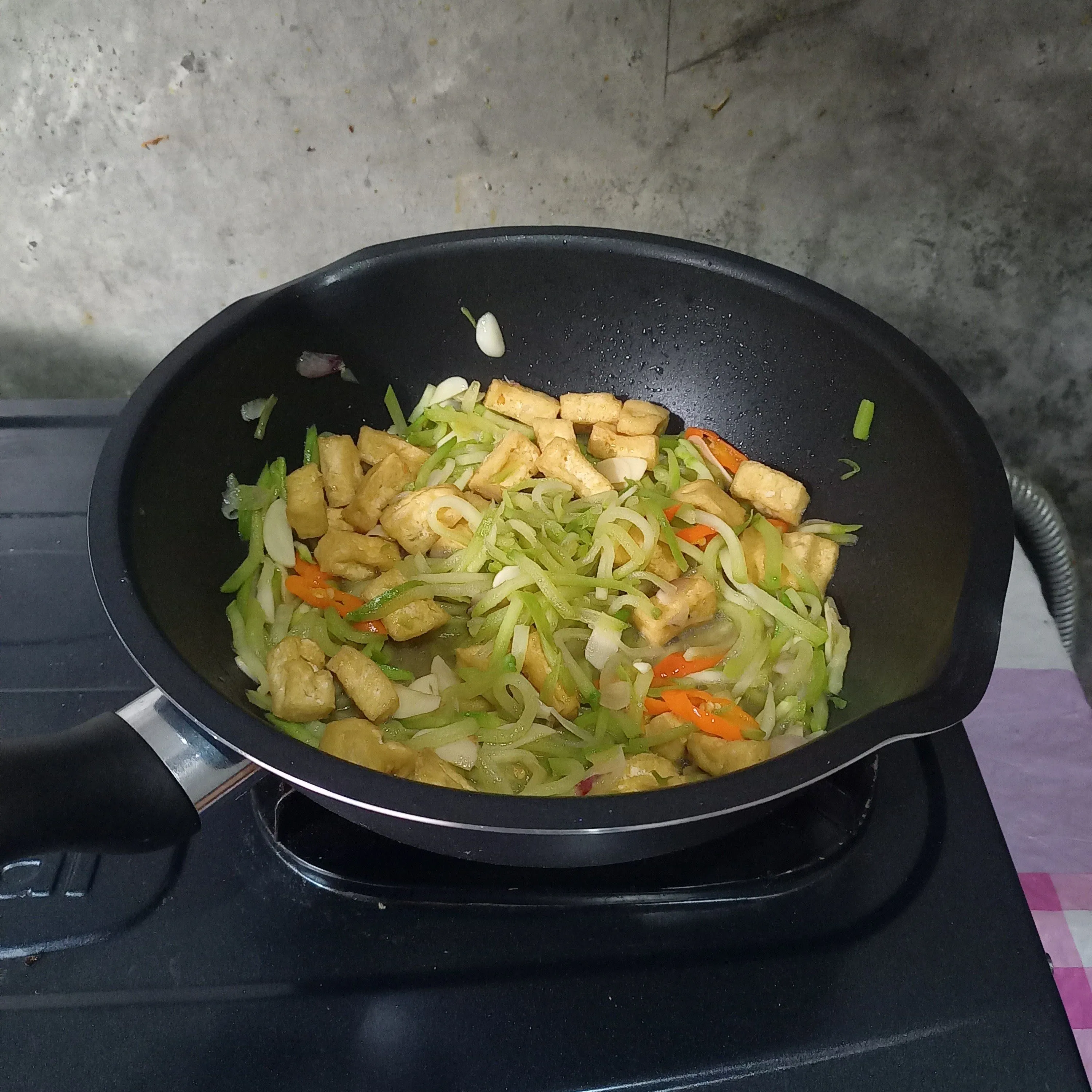 Step 6 Tumis Labu Siam dan Tahu Putih